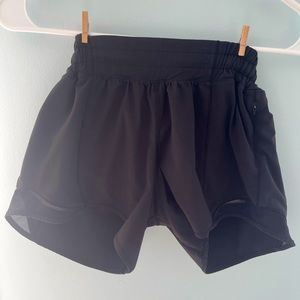 Black Lululemon hotty hot shorts 2.5 inch size 4 never used no tags no rips